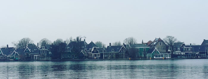 Zaanse Schans is one of Tempat yang Disukai Esra.