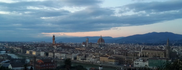 Piazzale Michelangelo is one of Esra : понравившиеся места.