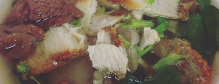 ก๋วยเตี๋ยว 5 ใบเถา (หมูกรอบ) is one of Liftildapeakさんのお気に入りスポット.