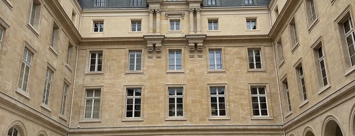 Hôtel de la Marine is one of Zeynep paris istekler.