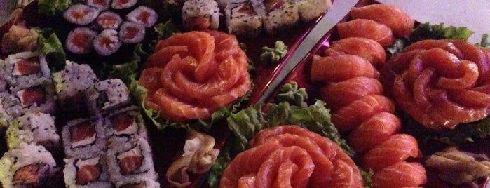 Sushi 'n Roll is one of สถานที่ที่ Patricia ถูกใจ.