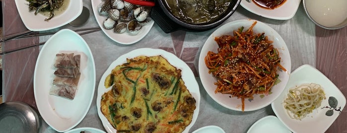 국일식당 is one of 한국인이 사랑하는 오래된 한식당 100선.