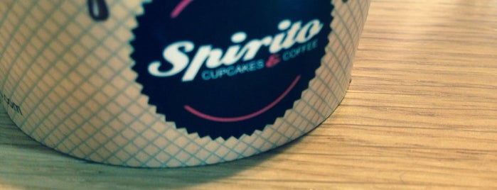 Spirito Cupcakes & Coffee is one of สถานที่ที่ Andreia ถูกใจ.