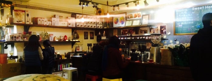 甜心屋咖啡Sweet Home Coffee 民安路店 is one of สถานที่ที่บันทึกไว้ของ Phil.