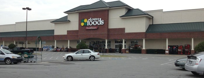 Lowes Foods is one of สถานที่ที่ Allicat22 ถูกใจ.