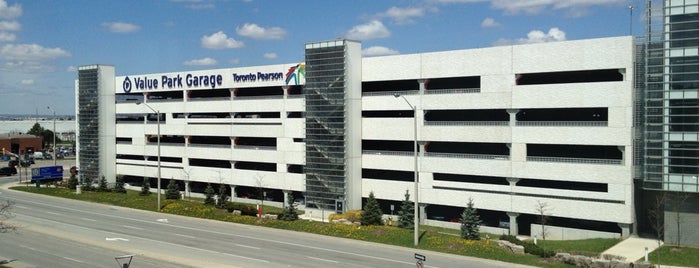 Toronto Pearson Value Park Garage is one of Lieux qui ont plu à Jess.