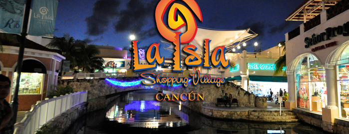La Isla Shopping Village is one of Orte, die Jennifer gefallen.