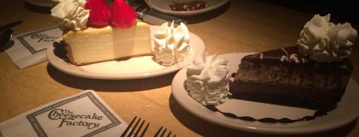 The Cheesecake Factory is one of Locais curtidos por Ale.