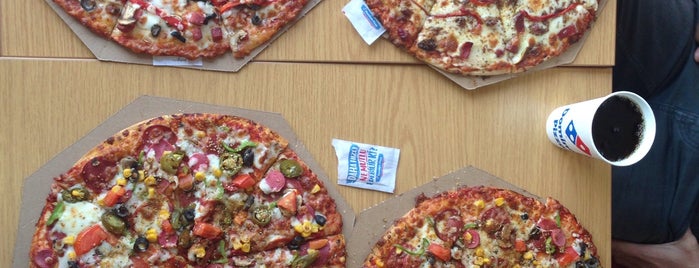 Domino's Pizza is one of Tuluğさんのお気に入りスポット.