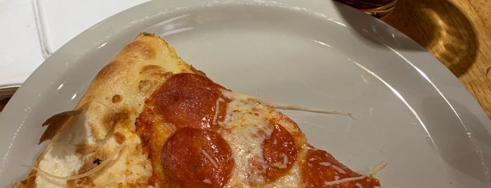 Creekside Pizza Bistro is one of Lugares favoritos de Chris.