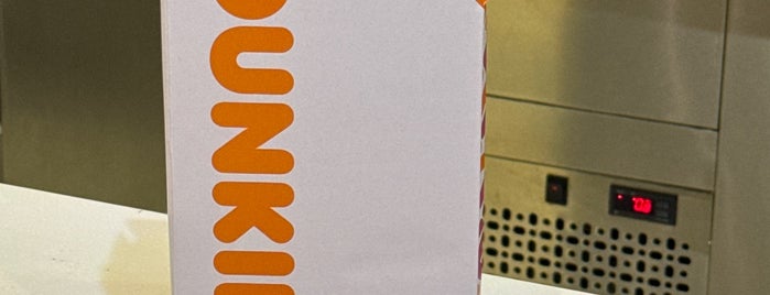 Dunkin' Donuts is one of Lieux qui ont plu à Yazeed.