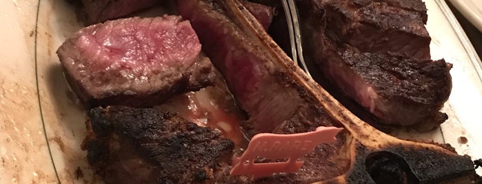 Peter Luger Steak House is one of Lugares favoritos de Lisa.