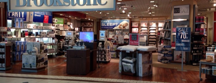 Brookstone is one of Danyelさんのお気に入りスポット.