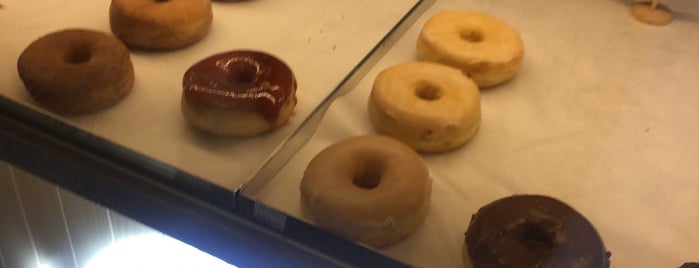 Gonuts Donuts is one of Tempat yang Disukai Adam.
