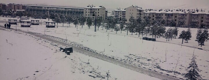 SDÜ Büyükkutlu Uygulamalı Bilimler Yüksekokulu is one of Cenk'in Beğendiği Mekanlar.