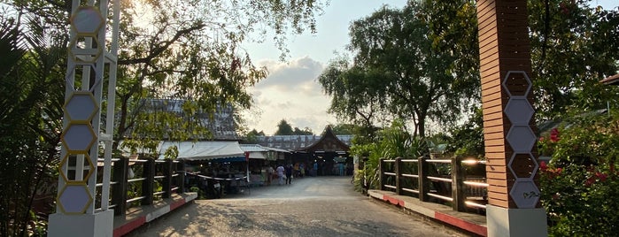 Bangnamphung Floating Market is one of Wanderlust 2016.