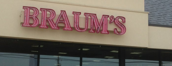 Braum's Ice Cream & Dairy Store is one of Kendrick'in Beğendiği Mekanlar.