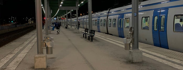 Kallhäll (J) is one of Trainstations.