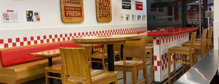 Five Guys is one of Para visitar.