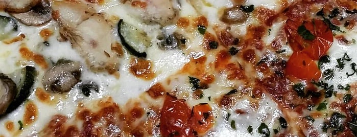 Domino’s Pizza is one of สถานที่ที่ Masahiro ถูกใจ.
