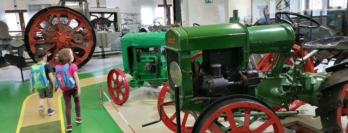 Jede traktor is one of Lieux qui ont plu à Nikos.