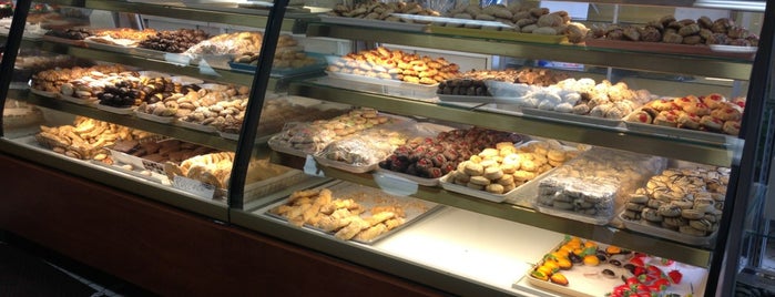 La Fiorentina Pastry Shop is one of Locais curtidos por Vinnie.