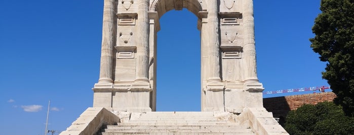 Arco di Traiano is one of Lugares favoritos de Marco.