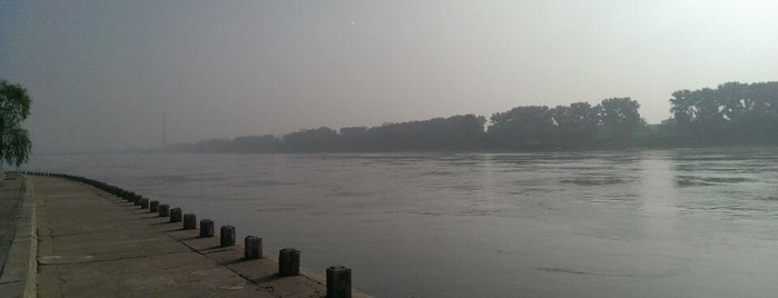 Taedong River is one of Pyongyang 평양.