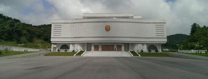 National Gifts Exhibition House is one of Pyongyang 평양.