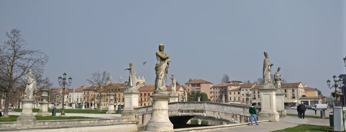 Prato della Valle is one of Locais curtidos por D.