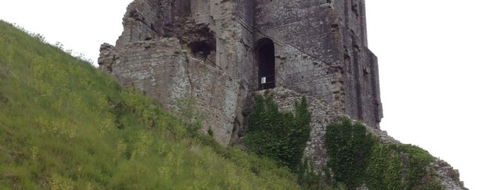 Corfe Castle is one of สถานที่ที่ Mike ถูกใจ.
