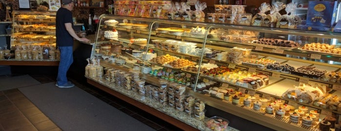 D'Amici's Bakery is one of สถานที่ที่ David ถูกใจ.