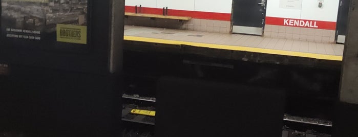 MBTA Kendall/MIT Station is one of Locais curtidos por Ross.