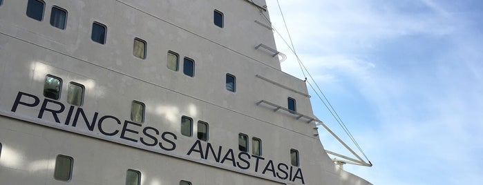 Sea Passenger Terminal is one of Tempat yang Disukai Anastasia.