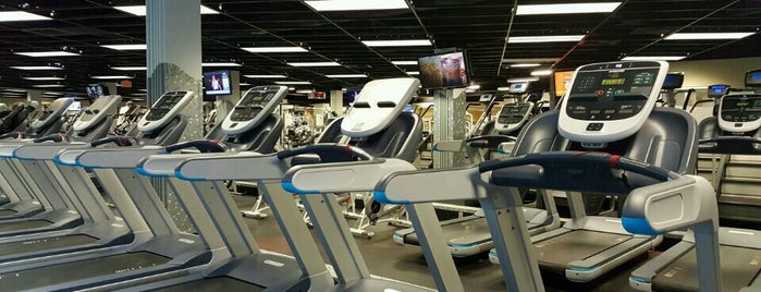 24 Hour Fitness is one of Lieux qui ont plu à Jeff.