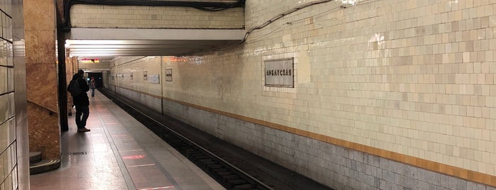 metro Arbatskaya, line 4 is one of Московский метрополитен.