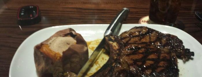 LongHorn Steakhouse is one of Locais curtidos por Julie.
