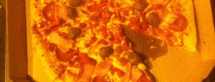 Domino's Pizza is one of Lugares favoritos de Carl.