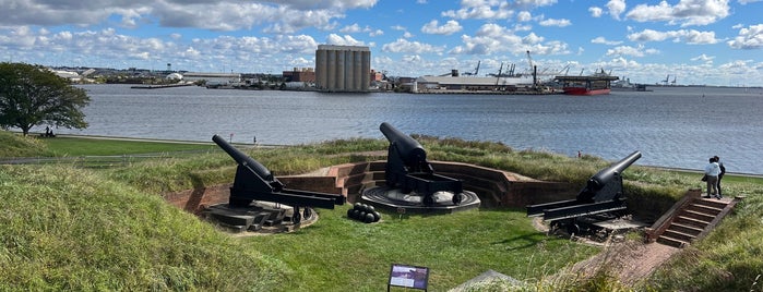 Fort McHenry National Monument and Historic Shrine is one of Locais salvos de Lindsey.