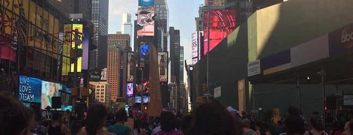 Yoga Solstice In Times Square is one of สถานที่ที่บันทึกไว้ของ Kimmie.