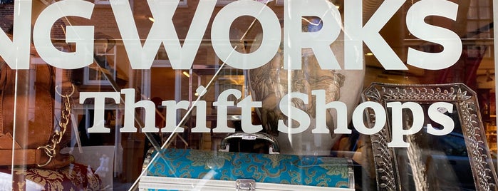Housing Works Thrift Shop is one of Locais curtidos por Swen.