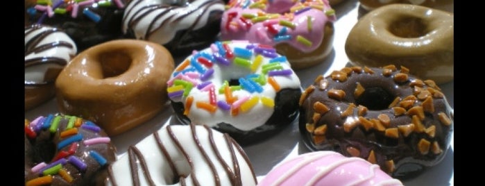 Krispy Kreme Doughnuts is one of Lugares favoritos de Abbey.