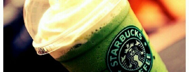 Starbucks is one of Lugares favoritos de Dezzie.