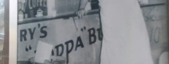 Poppa Burger is one of Lugares favoritos de John.