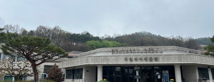 Buyeo National Museum is one of 여행길에 만난 국립박물관.