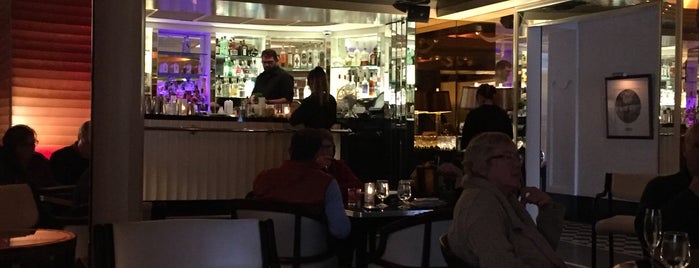 The Commodore Bar and Restaurant is one of Posti che sono piaciuti a Lindsi.