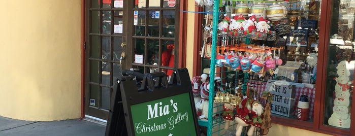 Mia's Christmas Gallery is one of สถานที่ที่ Mark ถูกใจ.