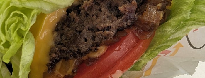 In-N-Out Burger is one of Tempat yang Disukai Ryan.