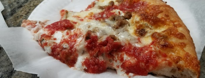 Crosby Pizza is one of Lugares favoritos de Dee Phunk.