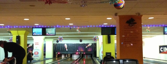 Strike Bowling Club is one of Posti che sono piaciuti a Adam.